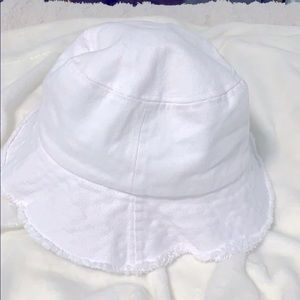 White bucket hat 💕